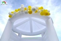 Maßgeschneiderte weiße aufblasbare Sprungburg Hochzeitsfeier Aussteigerhaus mit kreisförmigem Dach