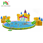 Farbenfrohe Wasserrutsche mit Pool für Kinder und Erwachsene