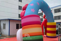 Süße Süßigkeits-aufblasbare Bogen-Partei im Freien, die Weihnachtsdekorativen Regenbogen-Torbogen annonciert