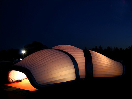 Aufblasbares Campingzelt mit LED-Lichtstreifen