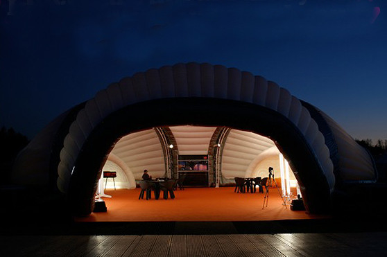 Aufblasbares Campingzelt mit LED-Lichtstreifen