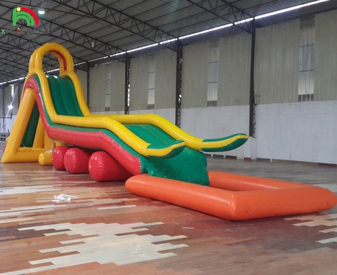 Aufblasbare Spielplätze Hindernisse Sportfeld aufblasbare Wasserrutsche mit Pool