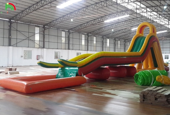 Aufblasbare Spielplätze Hindernisse Sportfeld aufblasbare Wasserrutsche mit Pool