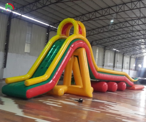 Aufblasbare Spielplätze Hindernisse Sportfeld aufblasbare Wasserrutsche mit Pool