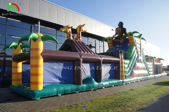 Großer aufblasbarer Hindernisplatz im Freien mit Rutsche und Zaun Springen Sprungsport mit Trampolin und Rutsche