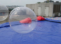 Transparenter aufblasbarer Weg auf Wasserball