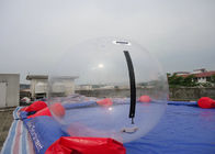 Transparenter aufblasbarer Weg auf Wasserball