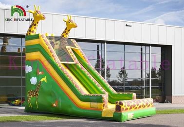 Grünes/Gelb-Giraffe PVCs aufblasbares trockenes Dia fertigen Dia für Tätigkeiten im Freien besonders an