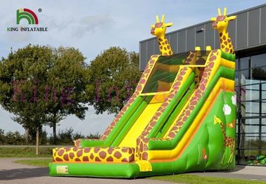 Grünes/Gelb-Giraffe PVCs aufblasbares trockenes Dia fertigen Dia für Tätigkeiten im Freien besonders an