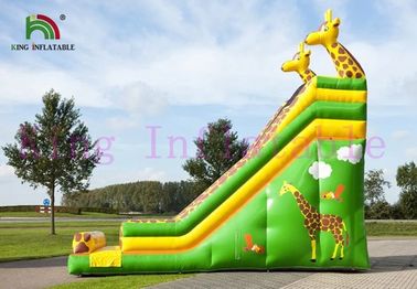 Grünes/Gelb-Giraffe PVCs aufblasbares trockenes Dia fertigen Dia für Tätigkeiten im Freien besonders an