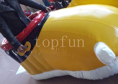 Gelbe aufblasbare Schuhe PVCs für gehenden Renninteressanten aufblasbaren Fußballplatz