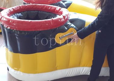 Gelbe aufblasbare Schuhe PVCs für gehenden Renninteressanten aufblasbaren Fußballplatz