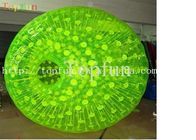 Glänzender aufblasbarer Zorbing-Ball mit grüner D-Klipp Gras-Rolle auf Land