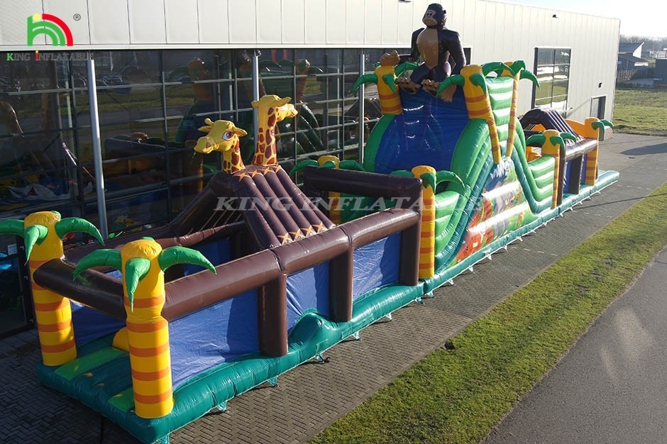 Großer aufblasbarer Hindernisplatz im Freien mit Rutsche und Zaun Springen Sprungsport mit Trampolin und Rutsche
